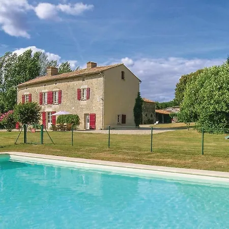 Holiday home Stunning In St Maixent De Beugne
